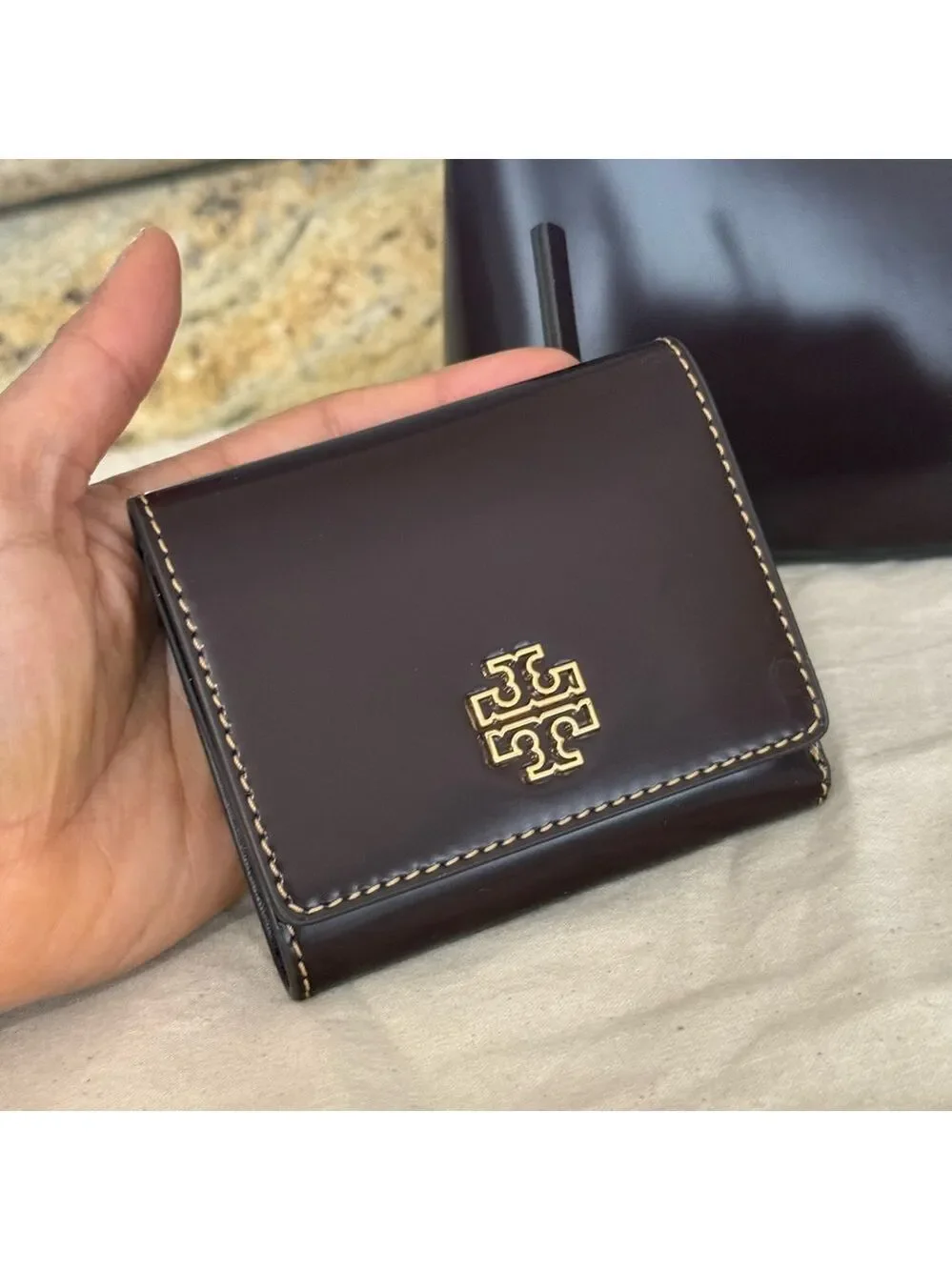 New tory burch BRITTEN SMOOTH COMPACT WALLET TEMPRANILLO